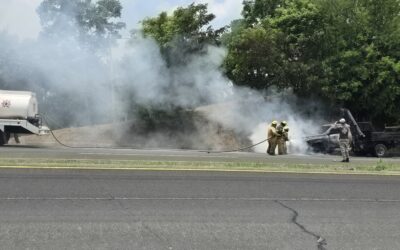 Arde grúa de la empresa Jacsal en la autopista México–Tuxpan