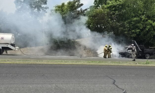 Arde grúa de la empresa Jacsal en la autopista México–Tuxpan