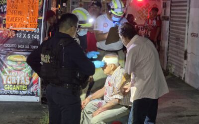 Ancianito sufre caída en vía pública de la colonia CANACO; vecinos exigen atención a alcantarillas en mal estado