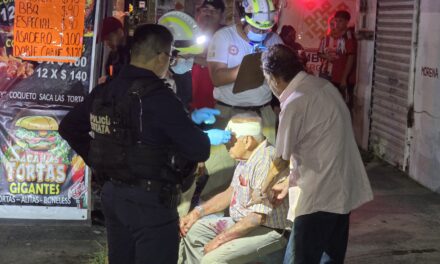 Ancianito sufre caída en vía pública de la colonia CANACO; vecinos exigen atención a alcantarillas en mal estado