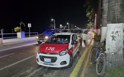 Accidente entre camioneta y taxi en el bulevar Reyes Heroles deja dos pasajeros lesionados en Tuxpan