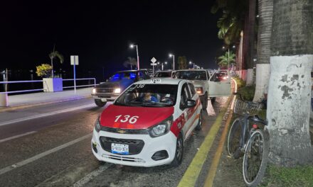 Accidente entre camioneta y taxi en el bulevar Reyes Heroles deja dos pasajeros lesionados en Tuxpan