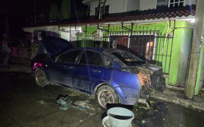 Incendio vehicular moviliza a cuerpos de emergencia en Santiago de la Peña