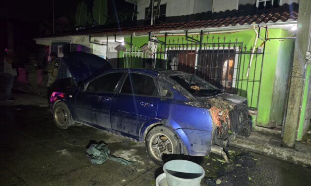 Incendio vehicular moviliza a cuerpos de emergencia en Santiago de la Peña