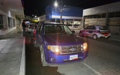 Circula en la Juárez en contra-ruta y choca