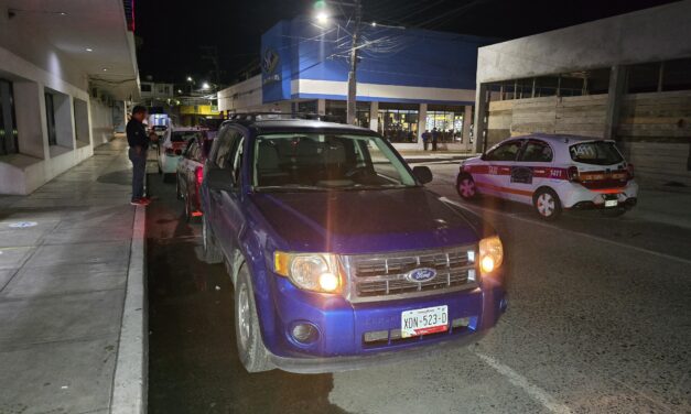 Circula en la Juárez en contra-ruta y choca