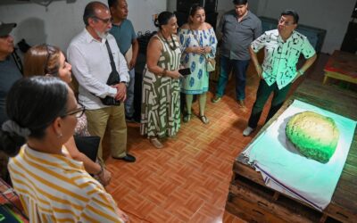 Familia entrega en donación, al Ayuntamiento de Tuxpan, una pieza de rasgos arqueológicos denominada “Glifo”