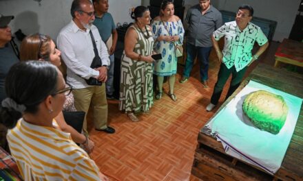 Familia entrega en donación, al Ayuntamiento de Tuxpan, una pieza de rasgos arqueológicos denominada “Glifo”