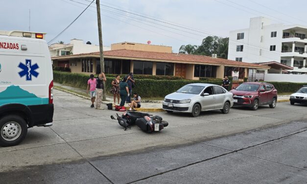 Imprudencia al rebasar provoca accidente con lesionada en el Fraccionamiento Jardines