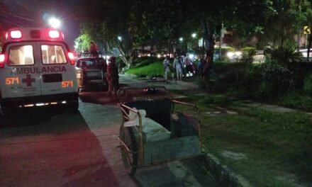 Adulto mayor sufre aparatosa caída de triciclo; rechaza atención hospitalaria