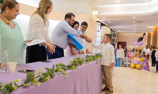 El alcalde Dr. Jesús Fomperoza Torres apadrina graduación de niñas y niños de CAIC del DIF Tuxpan