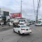 Choque entre tráiler y automóvil en la colonia La Rivera deja solo daños materiales