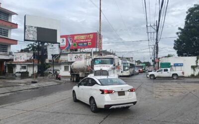 Choque entre tráiler y automóvil en la colonia La Rivera deja solo daños materiales