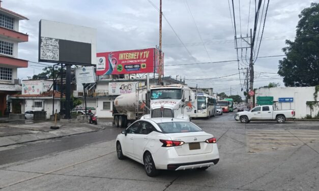 Choque entre tráiler y automóvil en la colonia La Rivera deja solo daños materiales