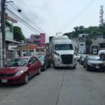 Trailer impacta vehículo estacionado frente a oficinas de CAEV en el Centro de Tuxpan