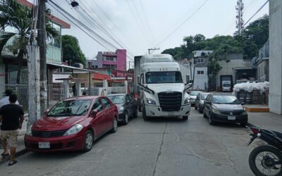 Trailer impacta vehículo estacionado frente a oficinas de CAEV en el Centro de Tuxpan