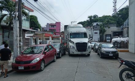 Trailer impacta vehículo estacionado frente a oficinas de CAEV en el Centro de Tuxpan