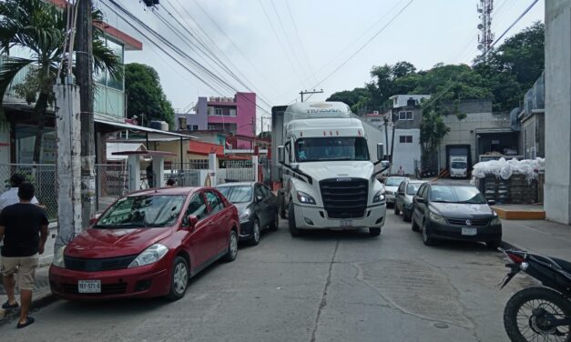 Trailer impacta vehículo estacionado frente a oficinas de CAEV en el Centro de Tuxpan