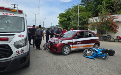 Motociclista lesionada tras choque en la colonia Azteca