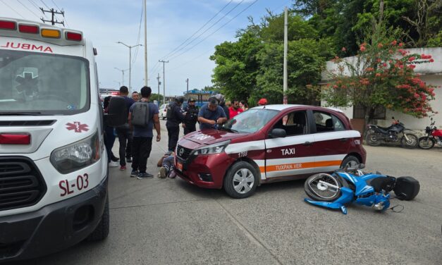 Motociclista lesionada tras choque en la colonia Azteca