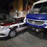 Imprudencia al volante provoca choque entre taxi y microbús en pleno centro