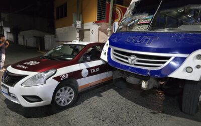 Imprudencia al volante provoca choque entre taxi y microbús en pleno centro