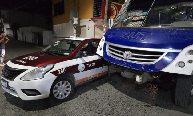 Imprudencia al volante provoca choque entre taxi y microbús en pleno centro