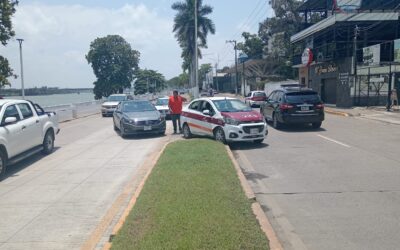 Mal giro provoca choque sin lesionados en el bulevar Independencia