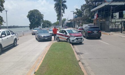 Mal giro provoca choque sin lesionados en el bulevar Independencia