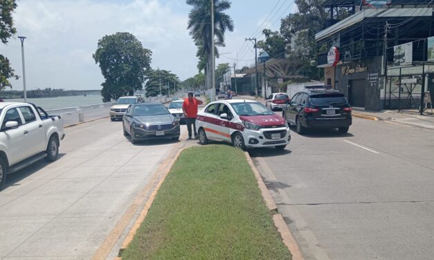 Mal giro provoca choque sin lesionados en el bulevar Independencia