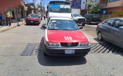 Colisión por alcance entre autobús y taxi en la colonia La Ribera de Tuxpan