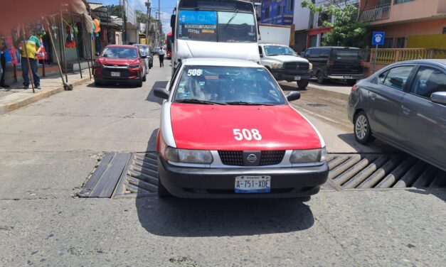Colisión por alcance entre autobús y taxi en la colonia La Ribera de Tuxpan