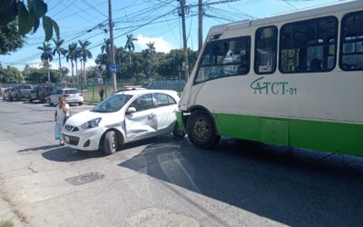 Mujer resulta lesionada en accidente de tránsito en la colonia Azteca