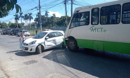 Mujer resulta lesionada en accidente de tránsito en la colonia Azteca