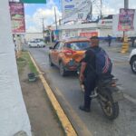 Motociclista impacta por alcance a camioneta en la avenida Independencia