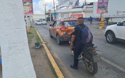 Motociclista impacta por alcance a camioneta en la avenida Independencia