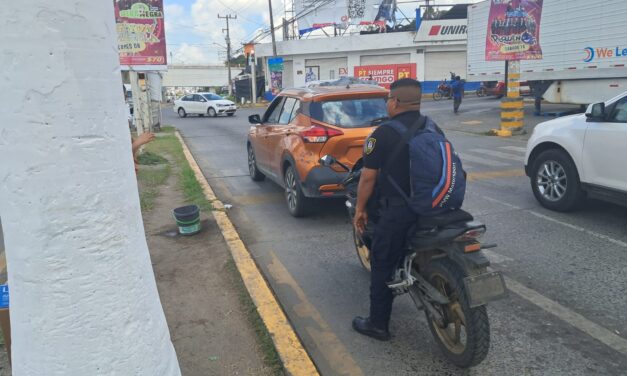 Motociclista impacta por alcance a camioneta en la avenida Independencia