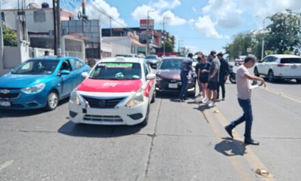 Chocan en Zapote Gordo, le pegan a un Taxi