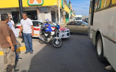 Taxi vs Moto en el bule