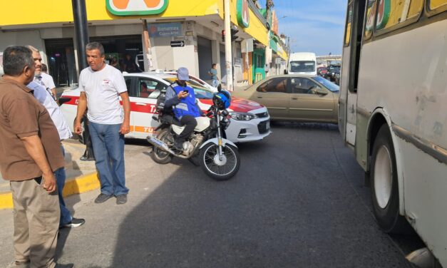 Taxi vs Moto en el bule