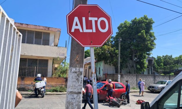 Tercer accidente de moto en el día: Italika Vortex se impacta contra Chevy en pleno Centro de Tuxpan