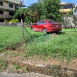 Abandonan vehículo tras chocar contra una barda en La Calzada