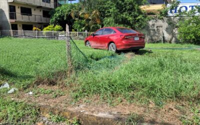 Abandonan vehículo tras chocar contra una barda en La Calzada