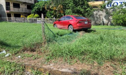 Abandonan vehículo tras chocar contra una barda en La Calzada