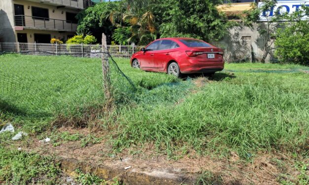 Abandonan vehículo tras chocar contra una barda en La Calzada