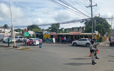 ¡Se paso el ALTO! Choque en la colonia Del Valle deja una mujer lesionada