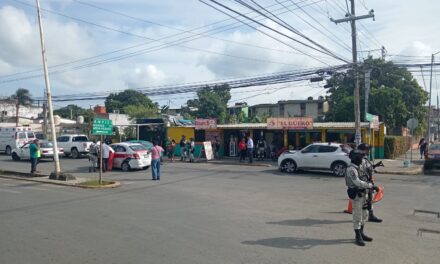 ¡Se paso el ALTO! Choque en la colonia Del Valle deja una mujer lesionada