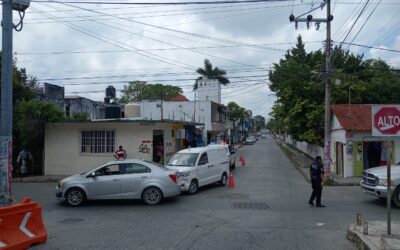 Falta de precaución provoca choque en la colonia Rosa María