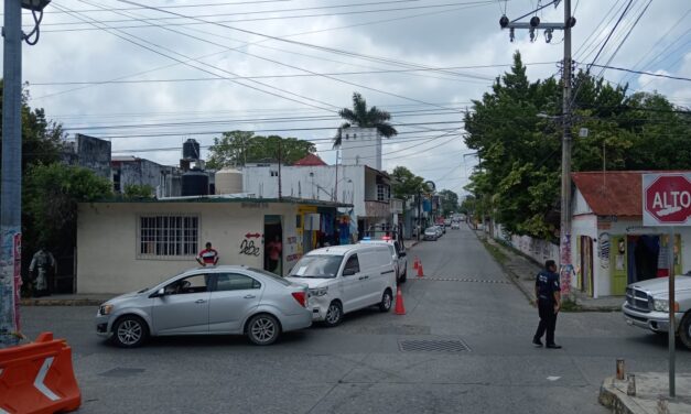 Falta de precaución provoca choque en la colonia Rosa María