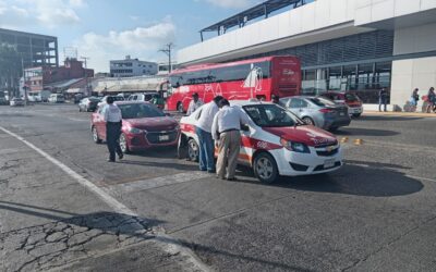 Choque en bulevar Independencia deja un taxista lesionado